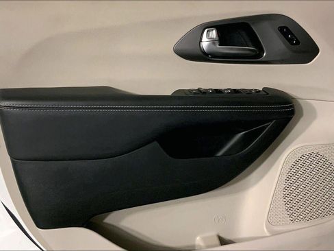 Used 2023 Chrysler Pacifica Touring-L FWD image 25