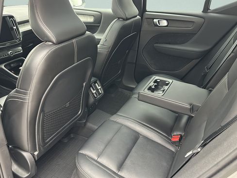 Used 2024 Volvo XC40 B5 Core AWD/4WD image 9