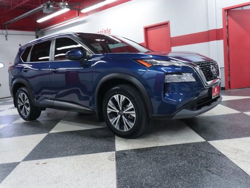 Used 2022 Nissan Rogue SV w/ SV Premium Package FWD image 2