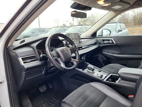 Used 2024 Mitsubishi Outlander SE Black Edition image 7