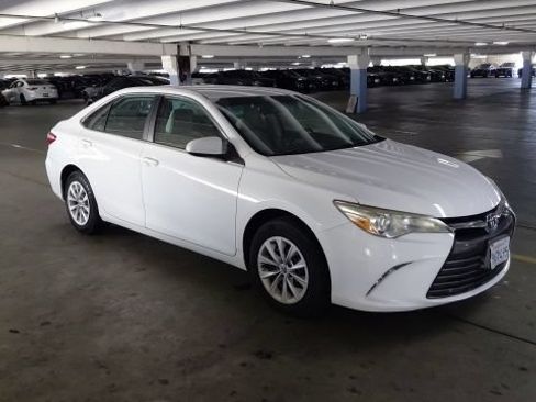 Used 2017 Toyota Camry LE FWD image 2