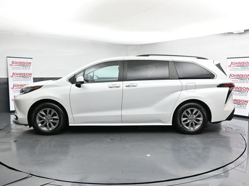 Used 2022 Toyota Sienna XLE image 5