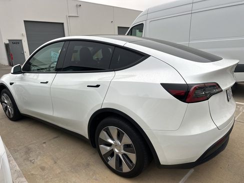 Used 2023 Tesla Model Y 2WD image 4