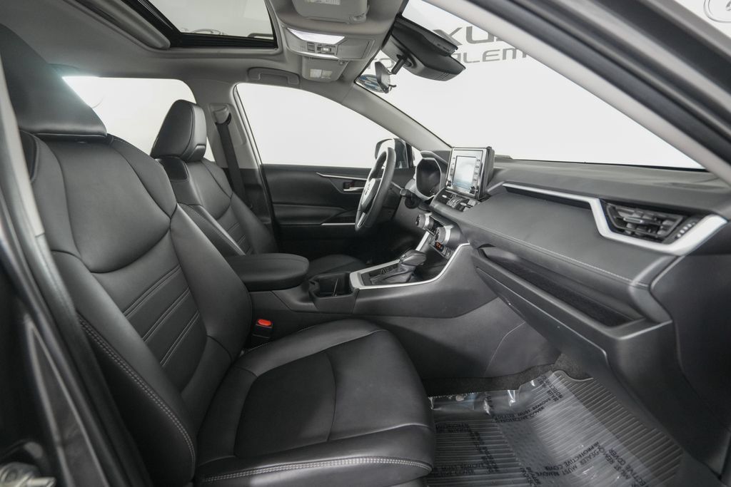 Used 2022 Toyota RAV4 XLE Premium AWD/4WD image 18