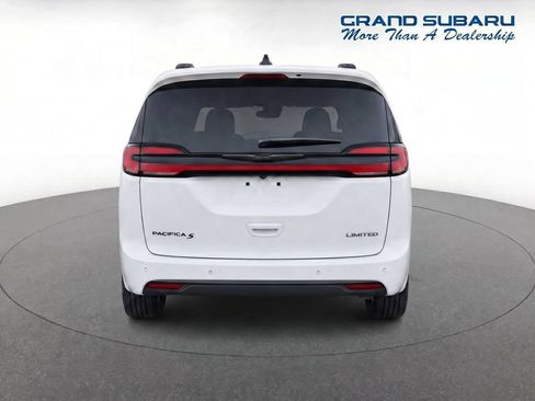 Used 2025 Chrysler Pacifica Limited FWD image 6