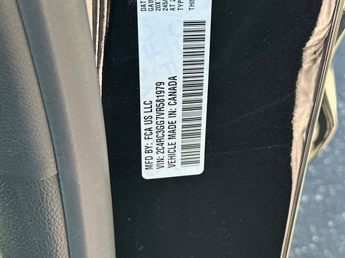 New 2027 Chrysler Pacifica Limited w/ Family Tech Group AWD/4WD image 30