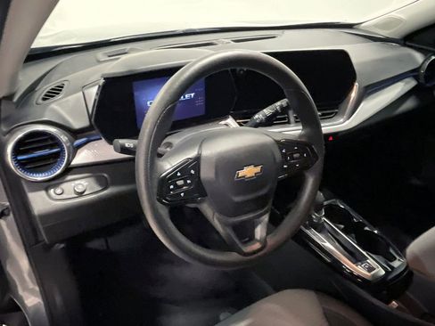 Used 2024 Chevrolet Trax LT FWD image 18