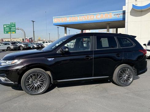 Used 2022 Mitsubishi Outlander LE image 2