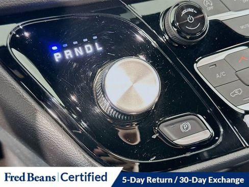 Used 2025 Chrysler Pacifica Select image 26