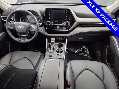 Used 2022 Toyota Highlander XLE image 18