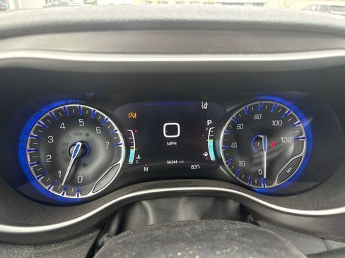 Used 2022 Chrysler Pacifica Touring-L FWD image 13