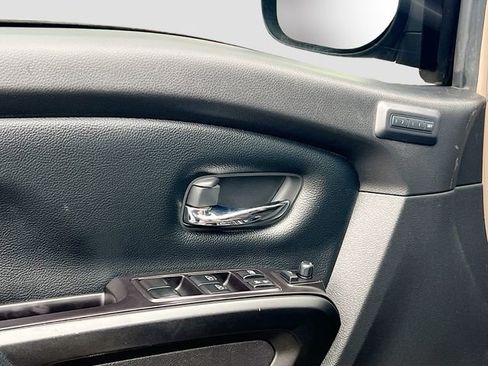 Used 2020 Nissan Titan PRO-4X w/ Pro-4x Convenience Package image 18