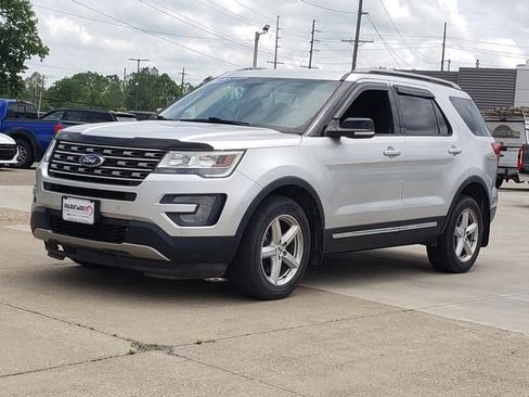 Used 2017 Ford Explorer XLT w/ XLT Technology Feature Bundle AWD/4WD image 10