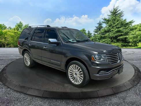 Used 2016 Lincoln Navigator Select image 4