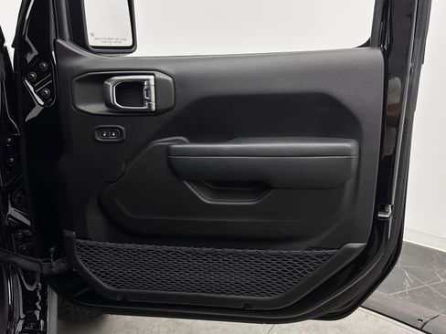 Used 2025 Jeep Wrangler Unlimited Rubicon AWD/4WD image 30