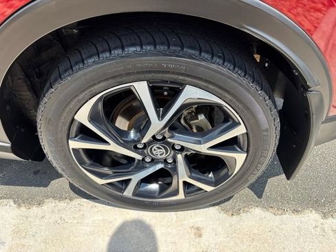 Used 2018 Toyota C-HR XLE FWD image 12