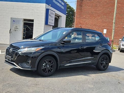 Used 2023 Nissan Kicks SR w/ SR Premium Package FWD image 3
