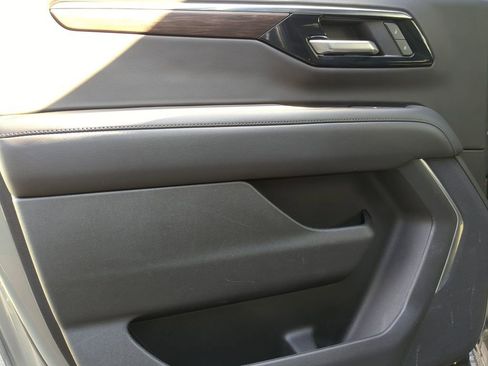 Used 2025 Chevrolet Suburban Z71 image 27