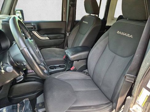 Used 2018 Jeep Wrangler Unlimited Sahara w/ Connectivity Group AWD/4WD image 15