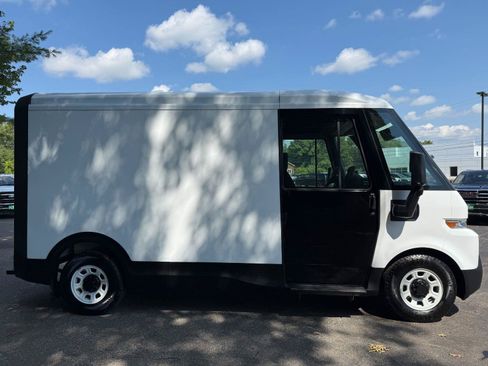 Used 2024 Chevrolet Brightdrop 400 w/ Commercial Equipment Package AWD/4WD image 3