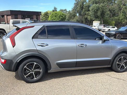 Used 2023 Kia Niro EX FWD image 4