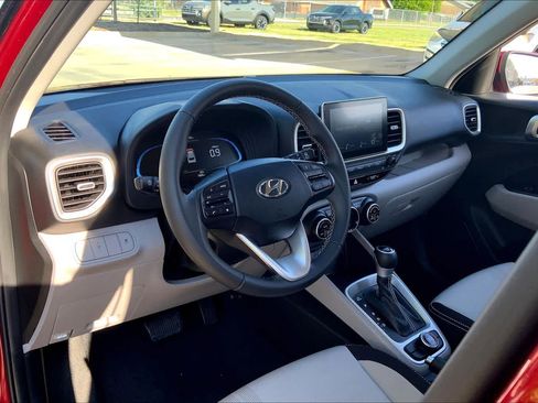 Certified 2025 Hyundai Venue SEL FWD image 18