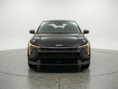 Used 2025 Kia K4 FWD image 2