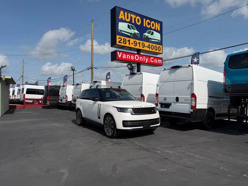 Used 2025 Land Rover Range Rover SE AWD/4WD image 1