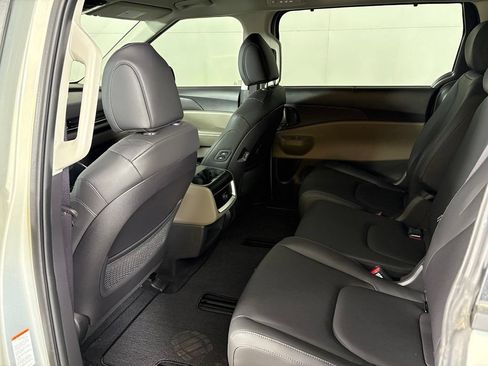 New 2026 Kia Carnival EX FWD image 38