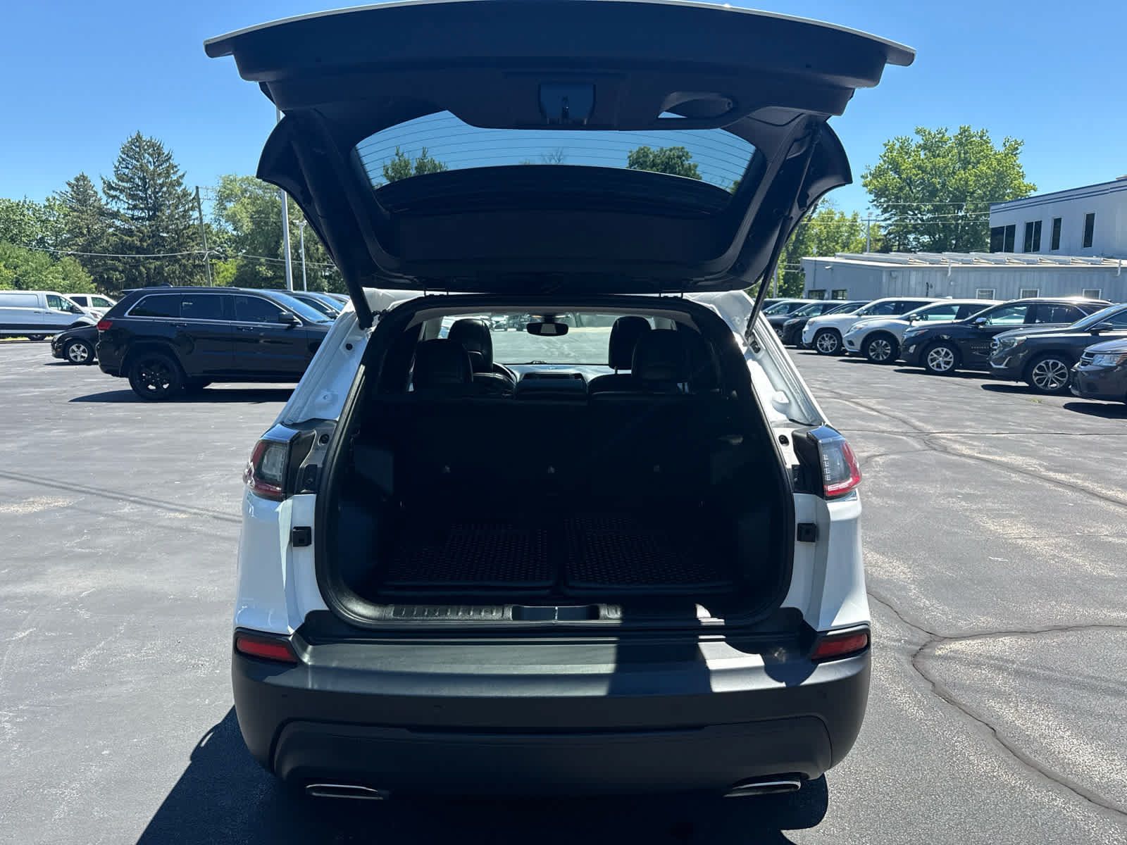 Used 2019 Jeep Cherokee Latitude Plus w/ Comfort/Convenience Group AWD/4WD image 15
