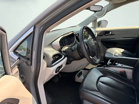 Used 2023 Chrysler Pacifica Touring-L FWD image 11