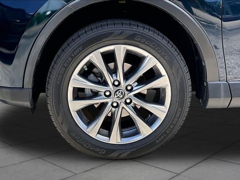 Used 2018 Toyota RAV4 Limited FWD image 11