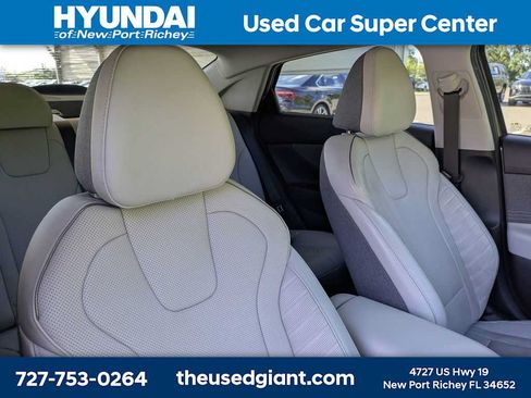 Used 2023 Hyundai Elantra Limited w/ Preferred Accessory Package FWD image 6