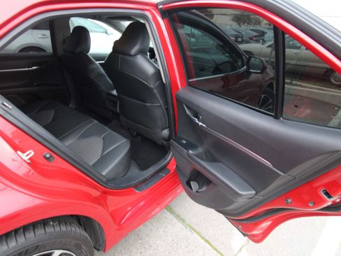 Used 2020 Toyota Camry SE image 31