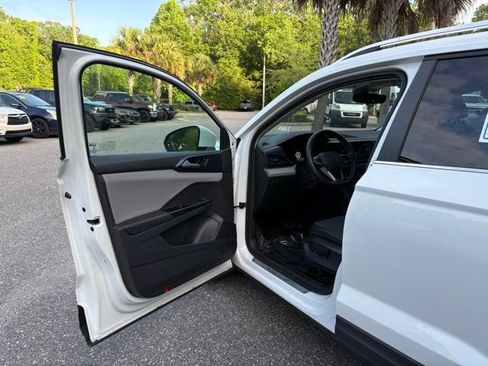 Used 2023 Volkswagen Taos SE image 9