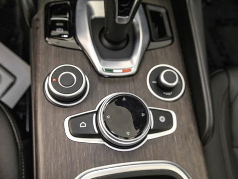 Used 2022 Alfa Romeo Giulia Ti AWD/4WD image 29