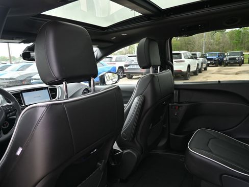 New 2026 Chrysler Pacifica Limited image 20