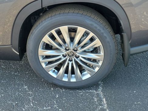 New 2025 Toyota Highlander Platinum image 5
