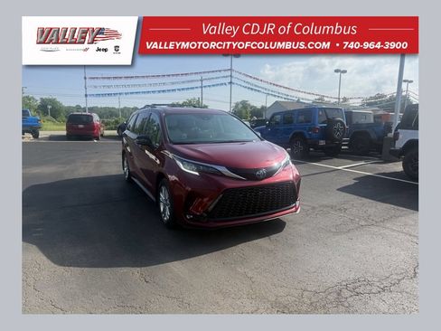 Used 2022 Toyota Sienna XSE w/ XSE Plus Package AWD/4WD image 1