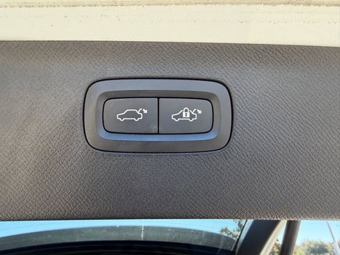 Used 2018 Volvo XC90 T5 Momentum w/ Momentum Plus Package image 11