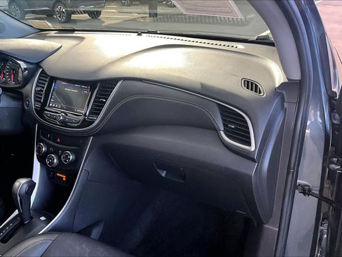 Used 2022 Chevrolet Trax LT w/ LT Convenience Package image 17