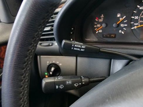 Used 2002 Mercedes-Benz CLK 320 Coupe image 23