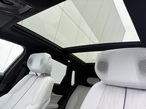 Certified 2024 Cadillac Lyriq Luxury AWD/4WD image 15