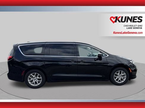 Used 2024 Chrysler Pacifica Touring-L FWD image 3