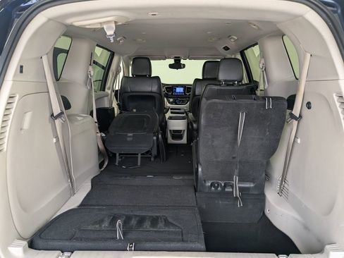Used 2017 Chrysler Pacifica Touring-L FWD image 25