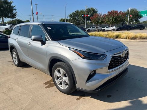 Used 2023 Toyota Highlander LE FWD image 23
