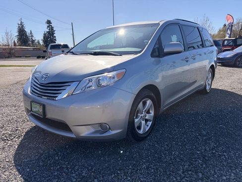 Used 2015 Toyota Sienna LE image 7