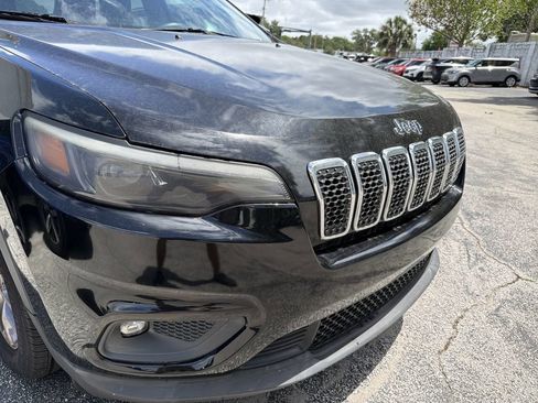 Used 2019 Jeep Cherokee Latitude Plus w/ Comfort/Convenience Group FWD image 9