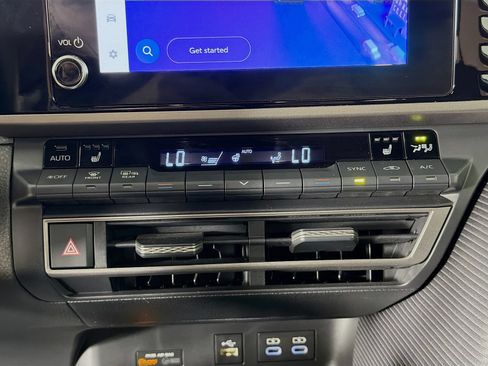 Used 2025 Toyota Camry SE w/ Convenience Package FWD image 16