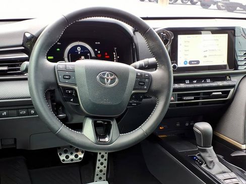 Used 2025 Toyota Camry SE w/ Convenience Package FWD image 10